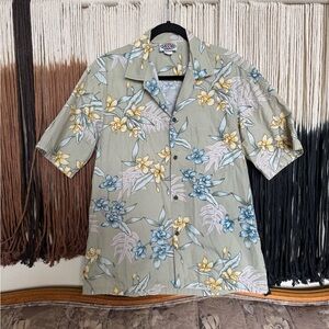 Pacific Legend Hawaiian shirt with a pocket; perfect condition, made in Hawaii!